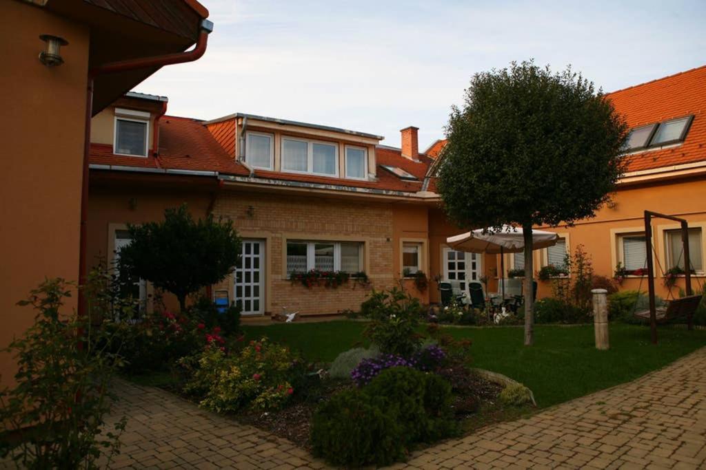 Teubel Apartman 2 Секешфехервар Экстерьер фото